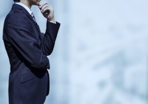 悩む管理職
